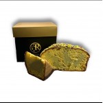 Handgefertigter Panettone mit Pistaziencreme aus dem Spritzbeutel 1